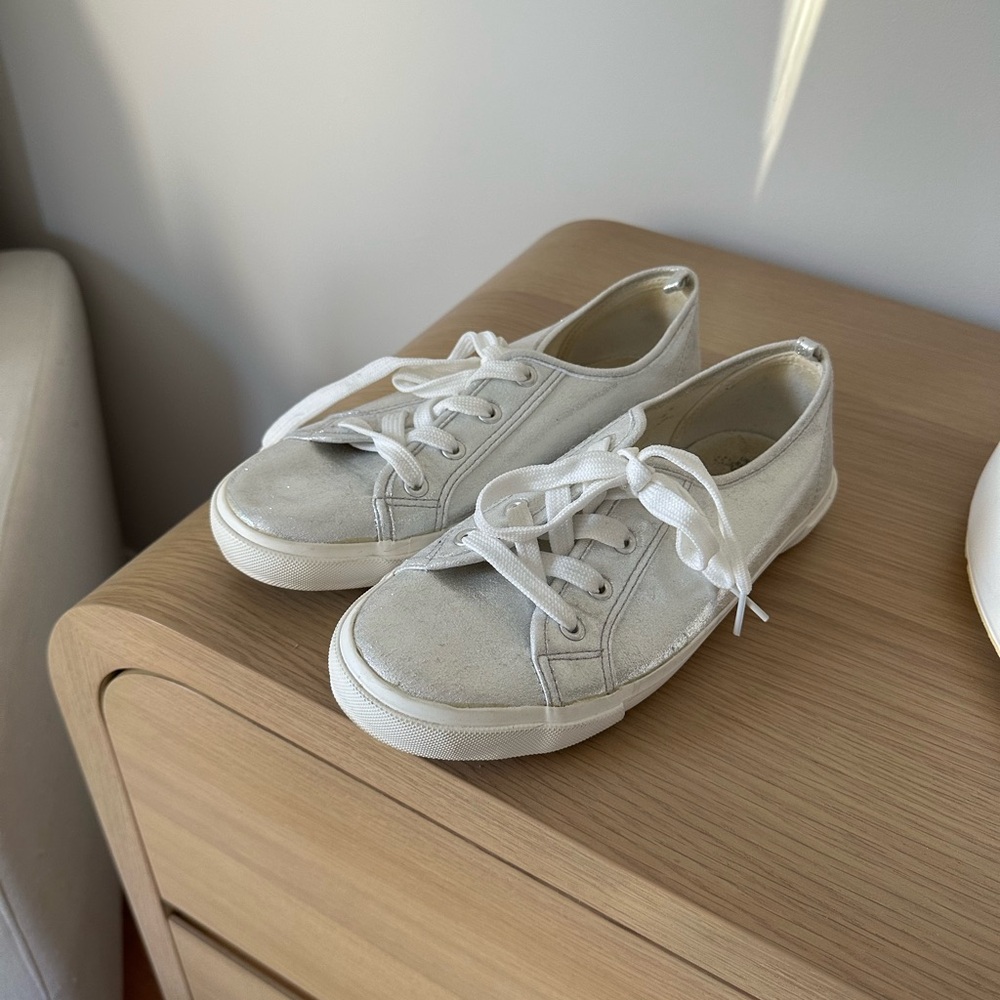 Silver tennis sneakers
